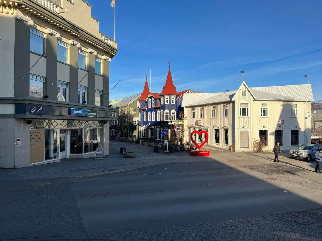 This has got to be one of the cleanest countries I have ever scene. Not a spec of trash anywhere, everyone cleans up the second a mess occurs, wish California could live like this?