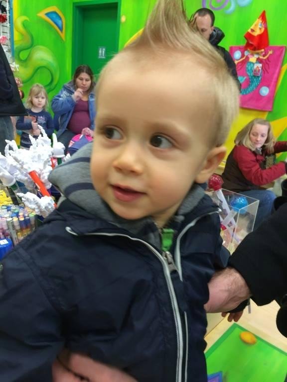 He is such a happy boy even getting his hair cut.♥♥♥