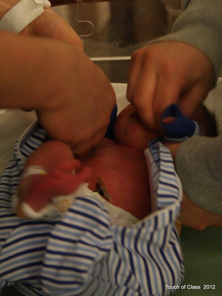 MY MOMMY & DADDY GETTING ME DRESSED TO GO HOME.