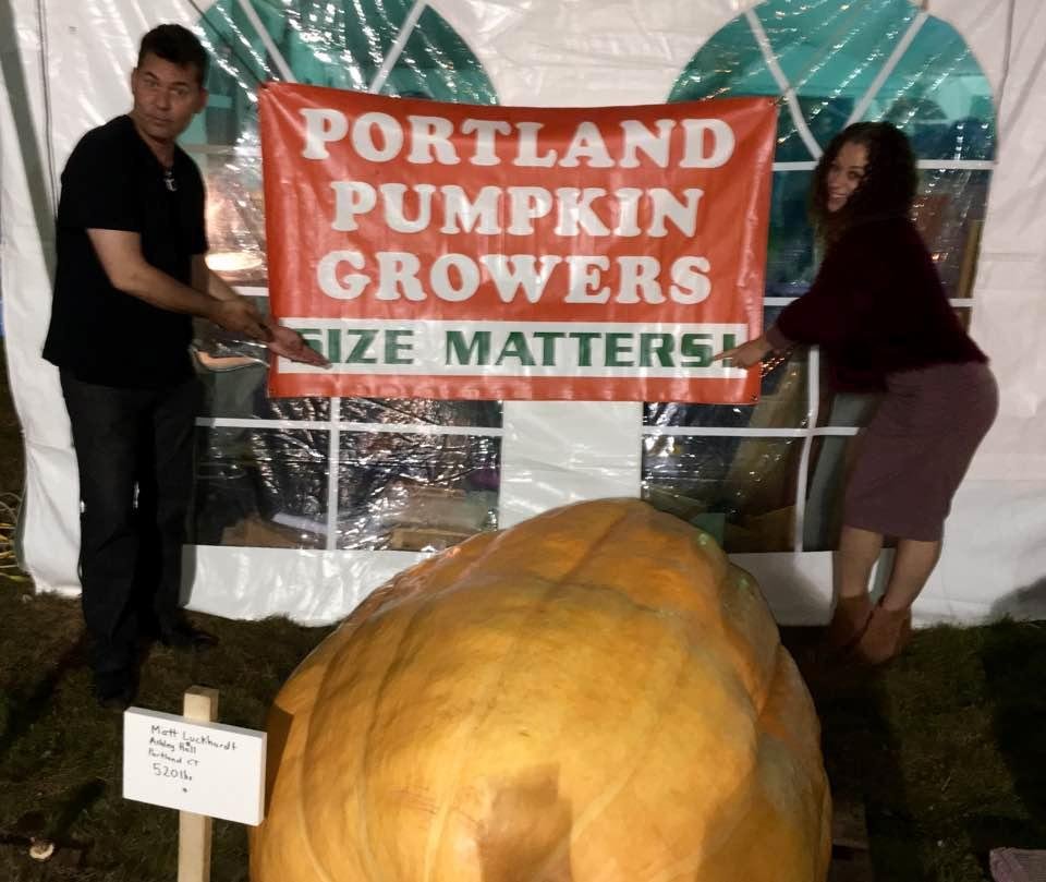 At the Portland country fair,Tyger "clock" McNeal and the soulful Stephanie Harris (smiling)agree...
when it comes to pumpkins..."size matters."