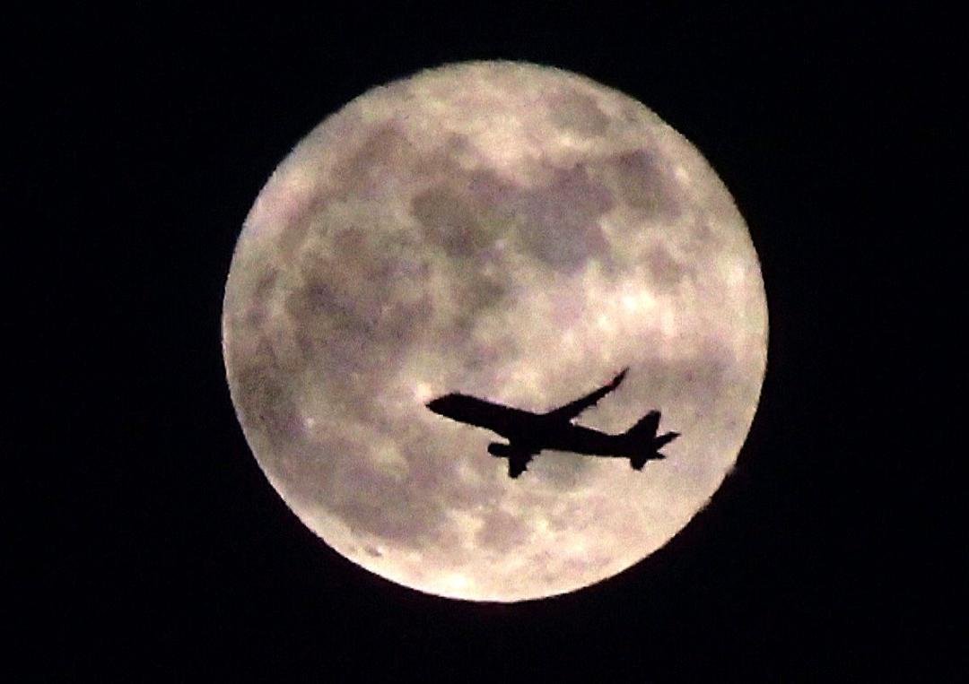 Tonight(Dec. 3, 2017), I was taking pics of the "Supermoon" phenomenon out in front of our house. By sheer luck, with the help of my fast shutter and my high-speed motor drive, I managed to capture this shot of a Southwes