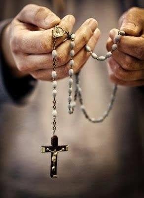 A communiqué released by the Holy See's Press Office on Saturday stated that Pope Francis invites "all the faithful of all the world to pray the Holy Rosary every day" during the Marian month of October.
The Pope's initiati