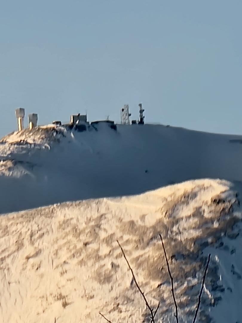Lovely quiet Spring morning to see rising sun shining on top of Chugach Mountain Range & the Communication Station.
30*, calm, mostly clear, 12 hrs 8 min 4 sec of Sunlight. We broke over 12 hrs yesterday. Projected high o