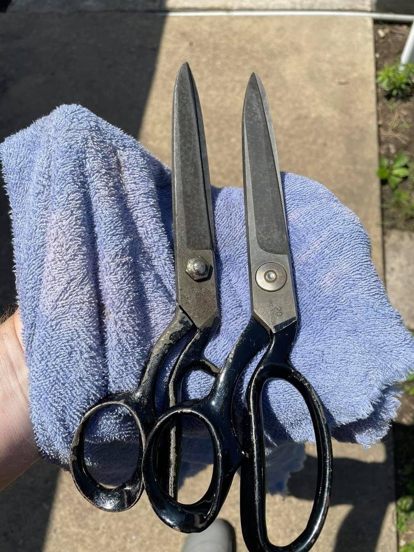 These WISS shears were rusted shut and left for dead ☠️
Not on my watch !
A overnight soak in white vinegar with some light scrubbing and a quick coat of fast drying silicone and there ready for work