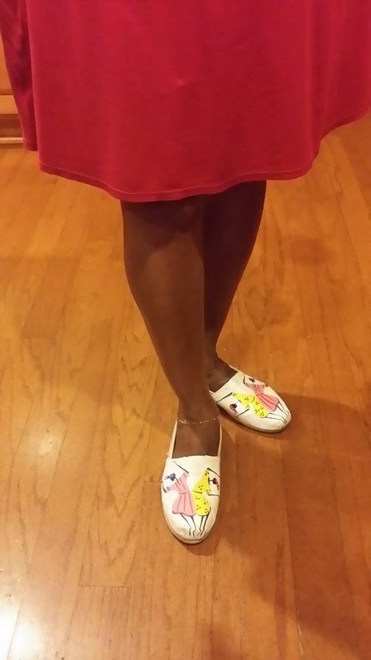 Loving my Tom's Afro dancing ladies by a Hatian artist.