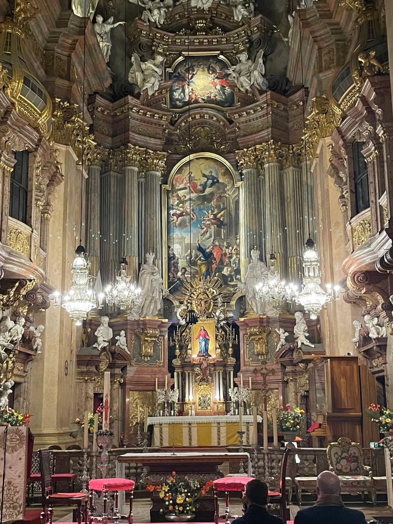 The Disney Hall in Los Angeles is one of the best, if not the best concert halls in the USA. Connie and I had season tickets there for years. We gave them up when Covid hit. This is altar of St. Peter's in Vienna. I attend