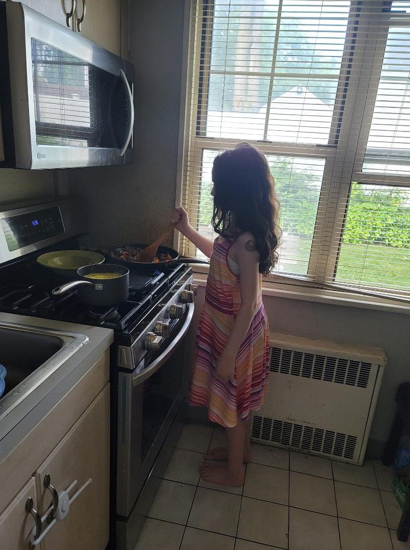 My assistant chef helping me make stir fry #daddydaughter