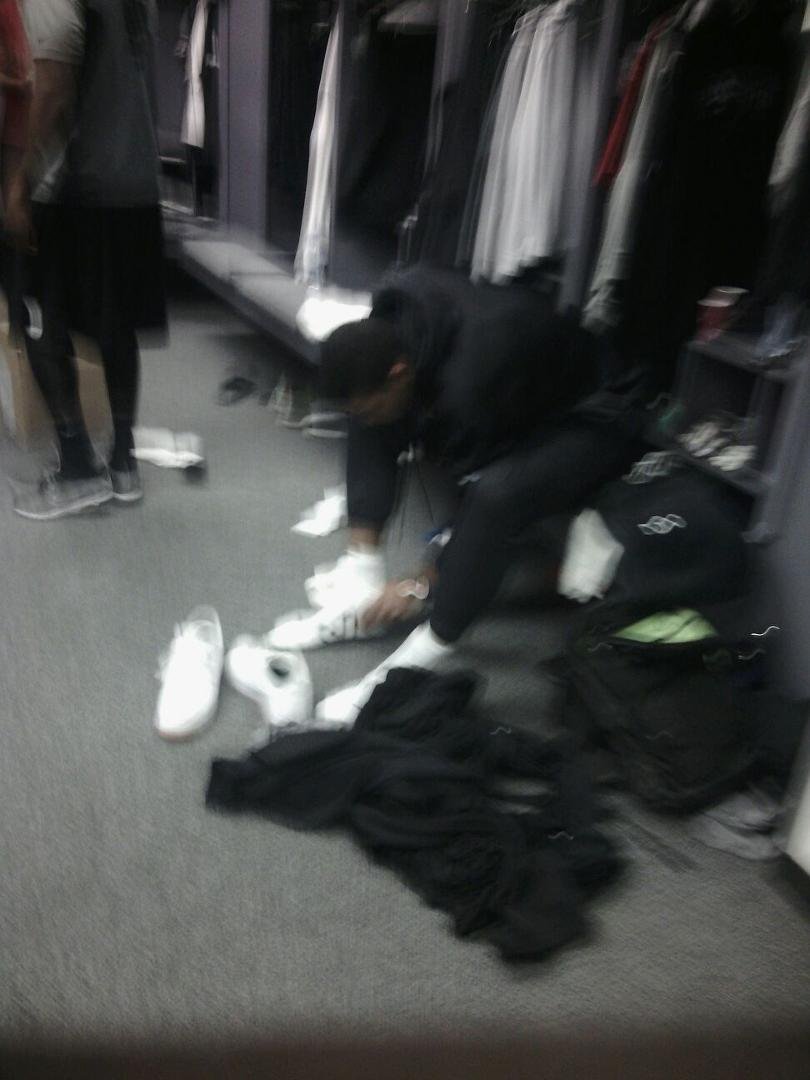 Can't really c but dats Terrelle Pryor in da raiders locker room