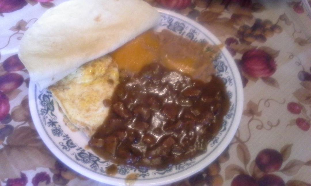 Its my gfs birthday ! She just got home from church ..n says whats this ? I says chilli verde con hevuos e frijoles e tortillas ! She said WHAT ? Wait till ya see the cake ! Darla Knights