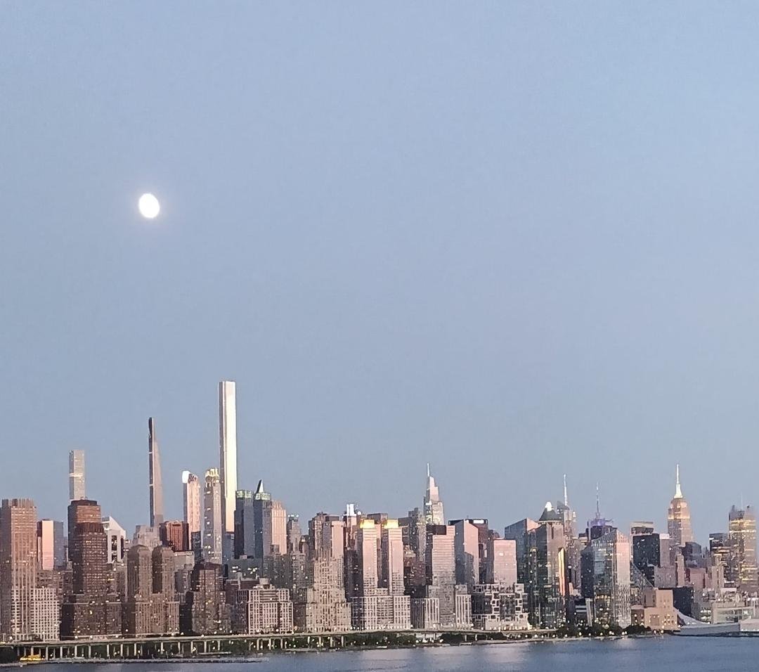 Manhattan under the moon 🌜