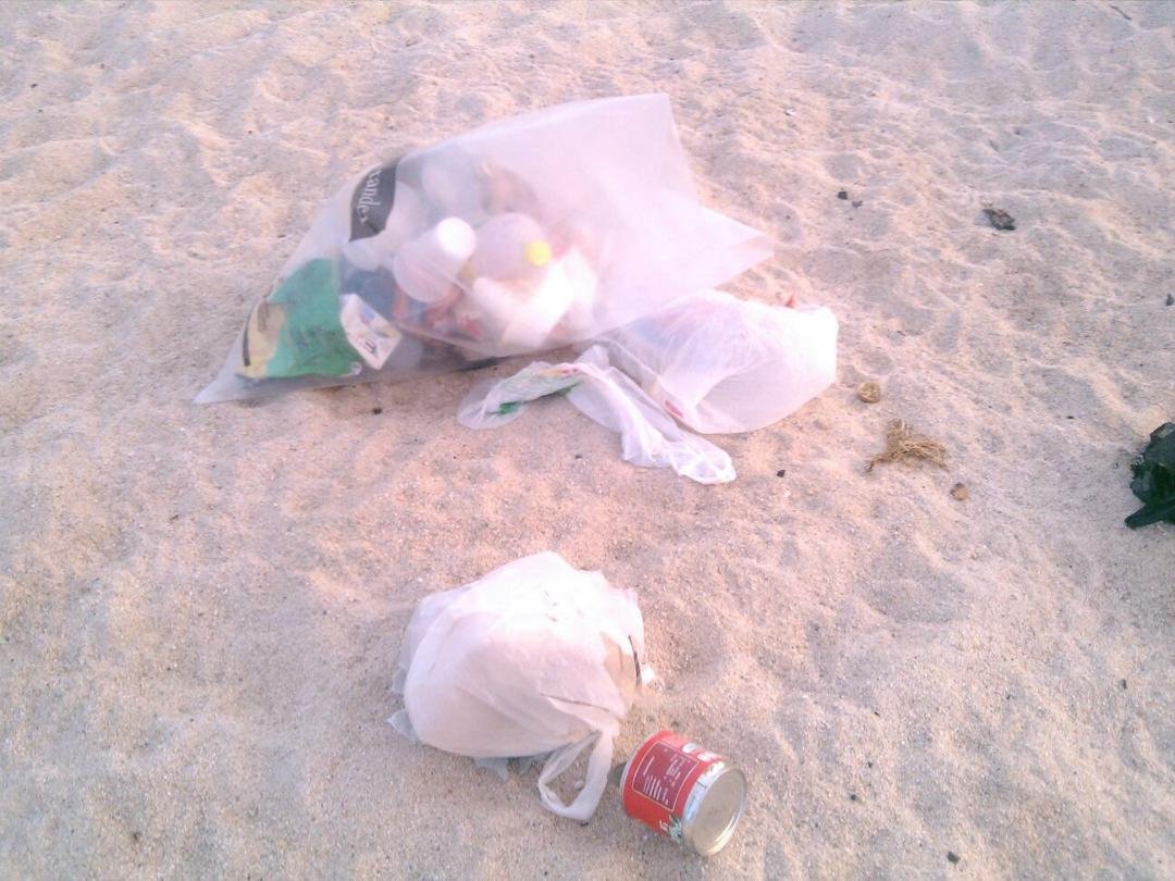 Ayer fui a la playa el saltito al atardecer, que espectáculo. Triste ver esta hermosa playa pública con tanta basura, cuando aprenderemos a respetar? Cuando tendremos autoridades valientes que sancionen este crimen?