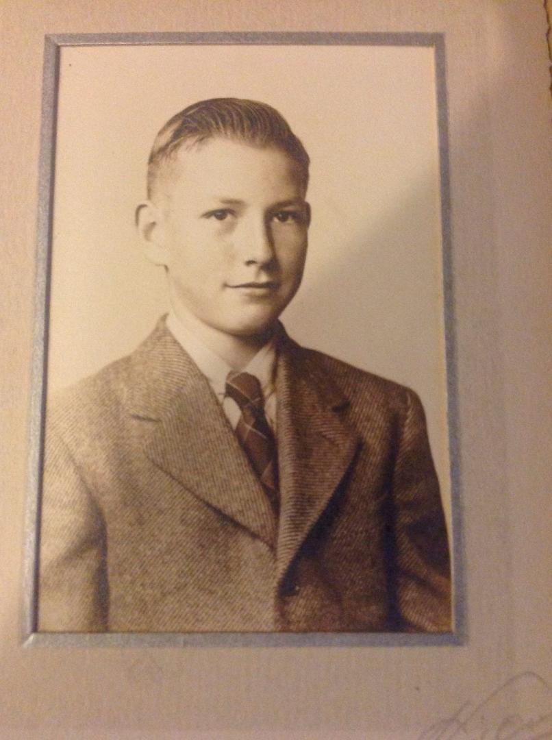 Happy Birthday Harold! Miss you so very much!
This must have been 8th grade, taken 1944.
