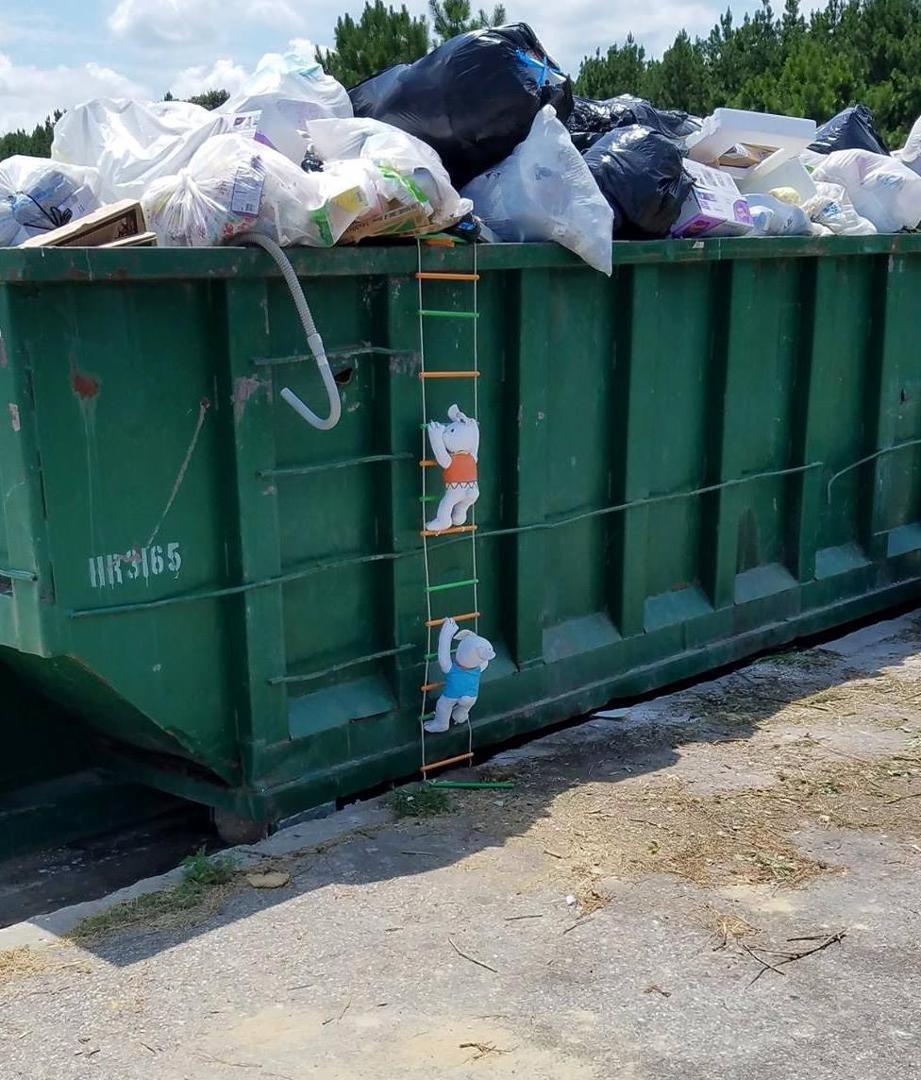 Went to the local landfill yesterday and spotted this! Someone has a really funny sense of humor!😀😀