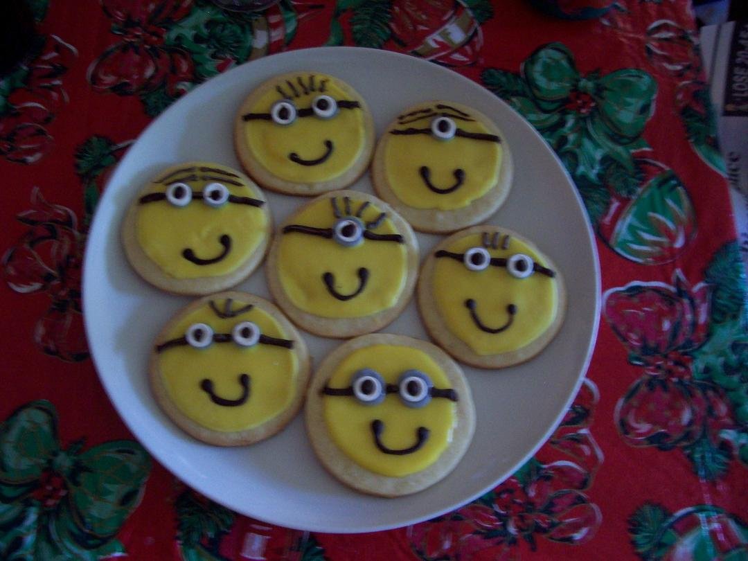 A few of the Minion Cookies I made for Pastor Lynn's "Cookies and Cocoa" open house last Sunday. What a fun time we had looking at all her decorations, drinking cocoa, and tasting the cookies others had made. Thanks Lynn an