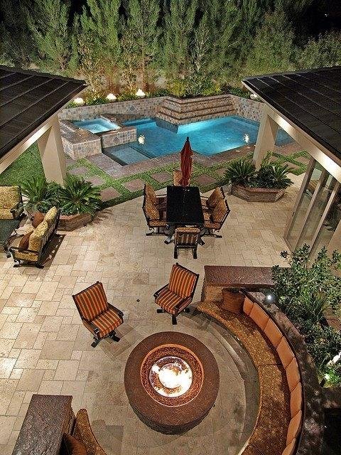 Now THIS is a patio almost every homeowner would love! Do you ♥ it?
#homes #amazingpatios #pool #firepit