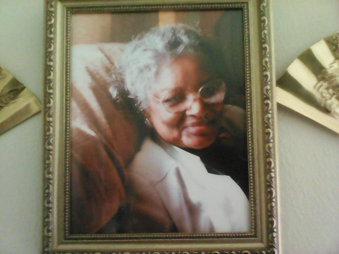 Love u mom this is the day that u left to be with our heavenly father may u rip