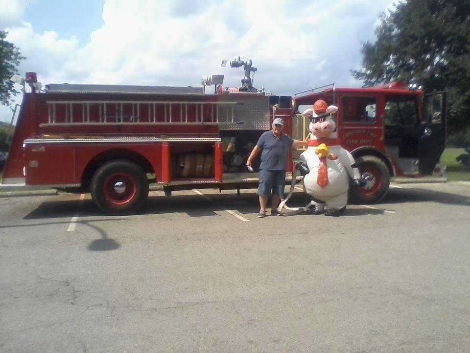 And the Pierce now in Caye Caulker, Belize. All trucks must be approved by the cow. It's sort of a tradition that just happen.
😎