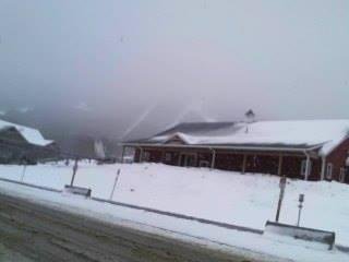 About to leave to the mountain. It's very windy. No rain yet, but it will begin a little after 6 and with 19 degrees it will freeze for a while. Just another challenge to use my faith to trust God for wisdom and safety. Hav