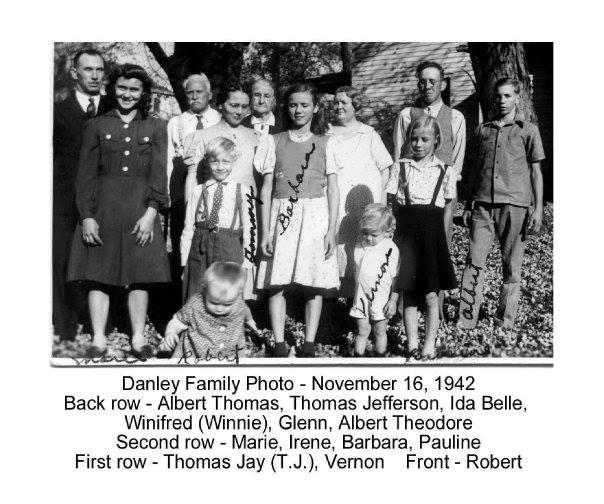 Happy Siblings Day! Pic from November 1942. Oldest brother, Albert, must have been home on leave because he enlisted in the Navy in August 1942.