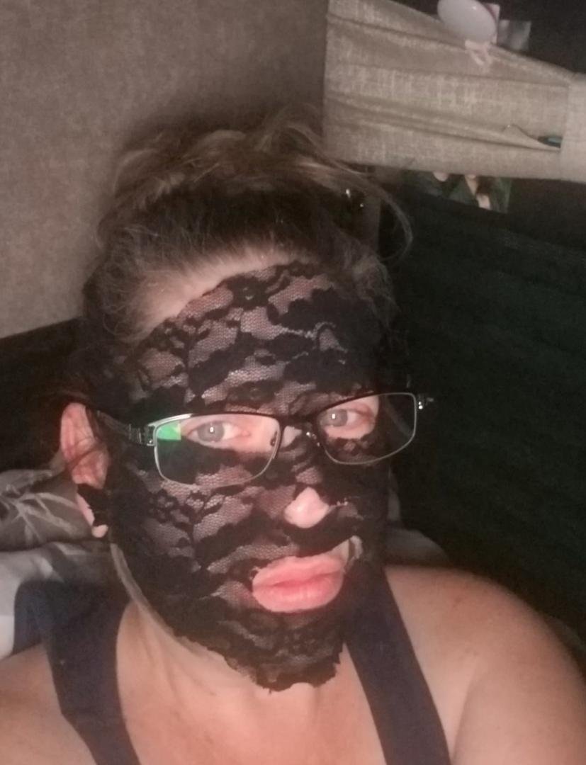 Ohhhh yeah..this is some fancy ish! I would never pay for a charcoal mask with lace compression..it came in a subscription box..so I HAD to try it..You should have seen Scott's face when he woke up to this 🤣