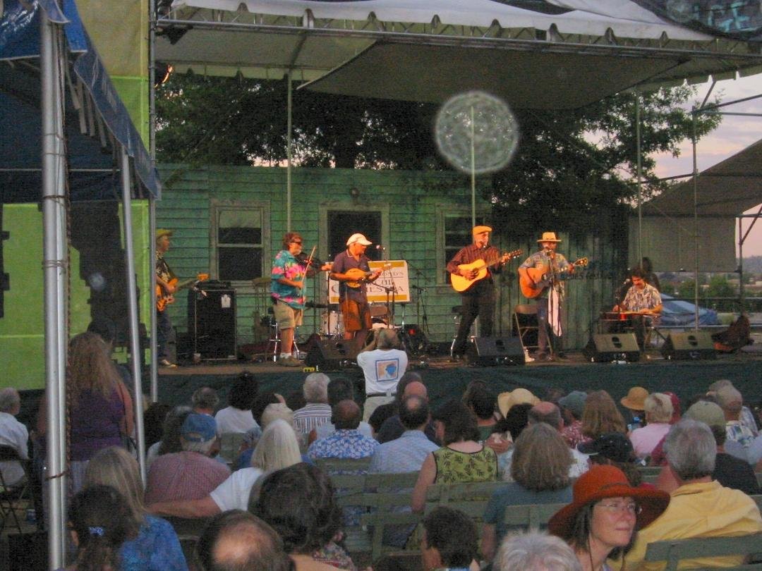I stumbled onto this pic from 2006 of Barbecue Orchestra playing at the Blues Festival with Jim Kweskin, Geoff Mulldaur and Paul DeLay (not visible here). I still don't know what the white orb is that's hovering over Jim's