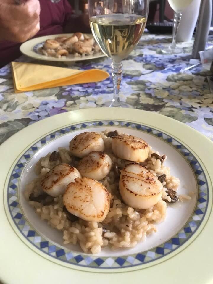 Mmmmm, delicious dinner: mushroom risotto with truffle oil, and seared scallops......so easy but so good😀👌🏼❤️
