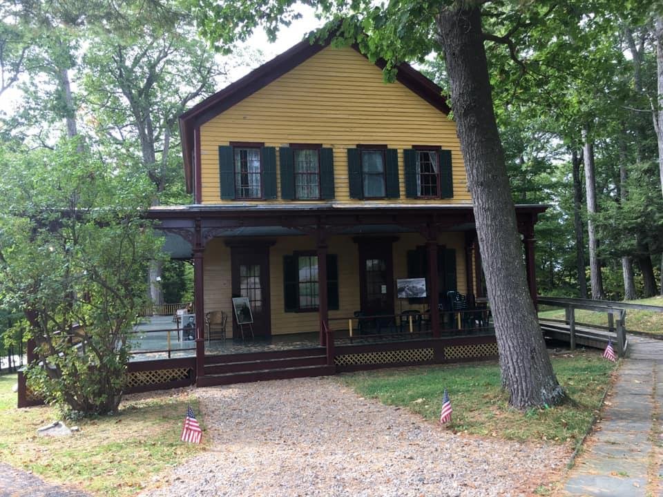 Started the day off with a tour of Grant’s cottage. Then onto a cruise around Lake Saratoga —ended the day visiting 54 llamas. The llama’s ages ranged from 24 years old to one week old