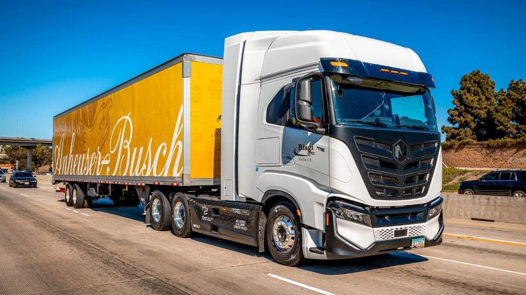 Apparently, the Tre FCEV’s first mission was to pick the first shipment of this zero-emissions beer in Van Nuys, where AB InBev has the brewery that produces the Bud Light NEXT, and carry it to the company’s distribution ce