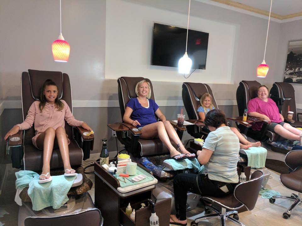 Started the day getting our toes pretty!!💕💞