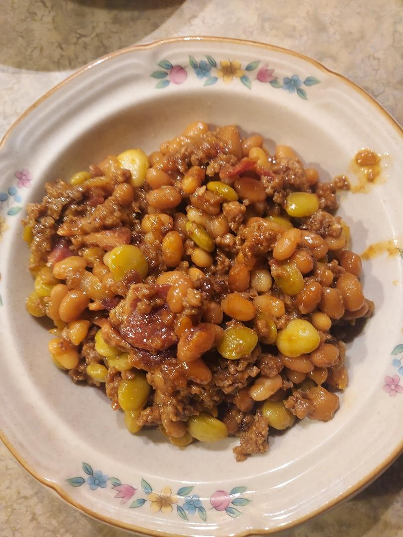 Supper tonight? Old Settlers Bean Stew. First time we had this was years ago when Crystal was very young. She asked what was in it and I told her "old setters". Don't remember if she ate it or not 🤣.