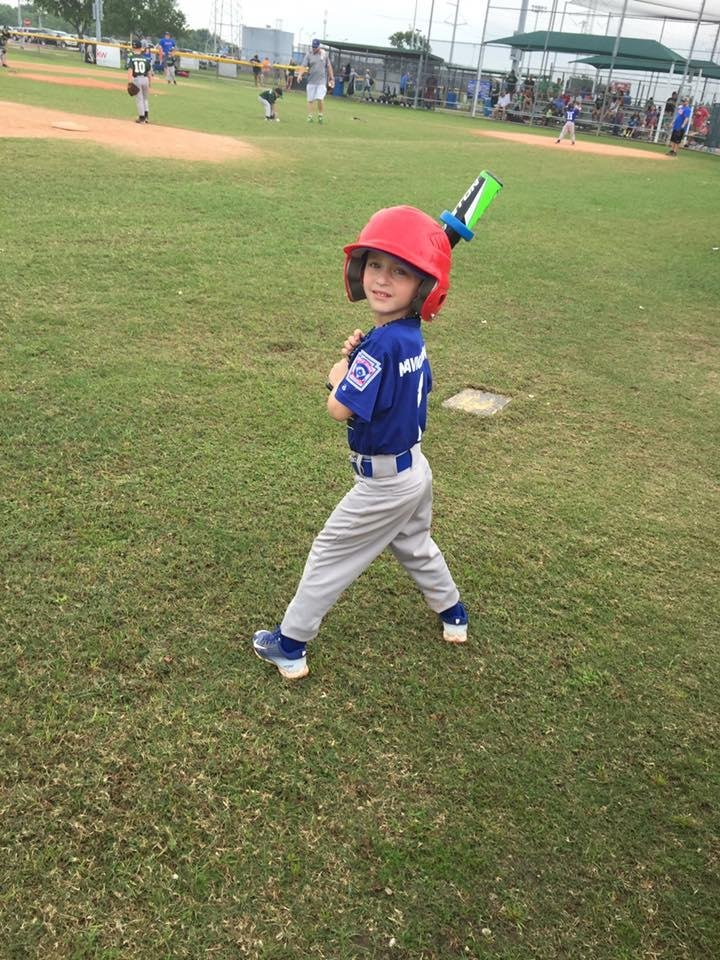 My nephew Liam doing his warm up swings! He's a great player!💙⚾️