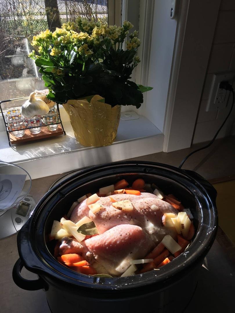 Slow cooking
Chicken and veggies
Let the aroma begin.