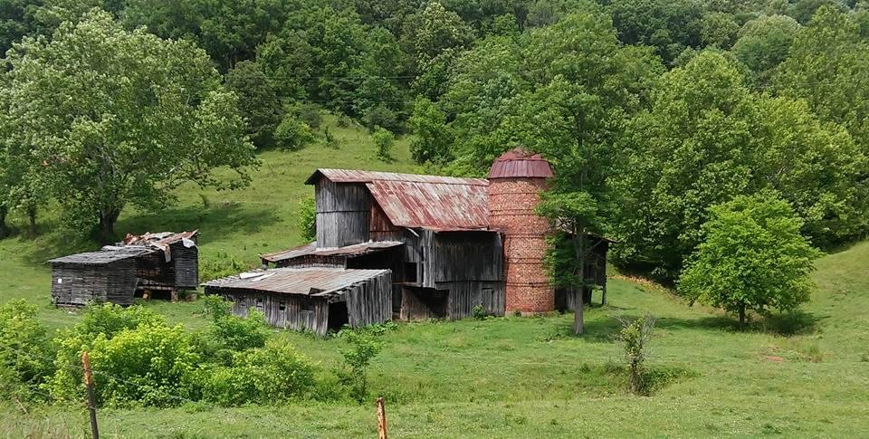 Coming back from West Virginia..yesterday..came across this forgotten old barn..told Taylor..they are becoming a relic of the past
 This one was really unique.
the silo was completely brick and in perfect condition..teach o