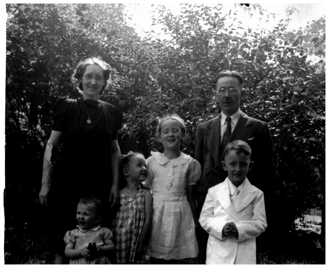 My grand parents Peggy Owens and Owen Owens. Their children Phyllis Sorg, Mary Schildmeyer, Anne Kleymeyer and Buddy Owens.
Mom lost her nearly decade long fight with Alzheimer's disease. She passed peacefully in her sleep 