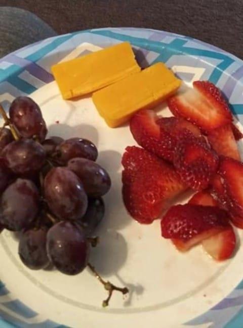 Snack of the day. Yummmm so good!!🧀🍓🍇