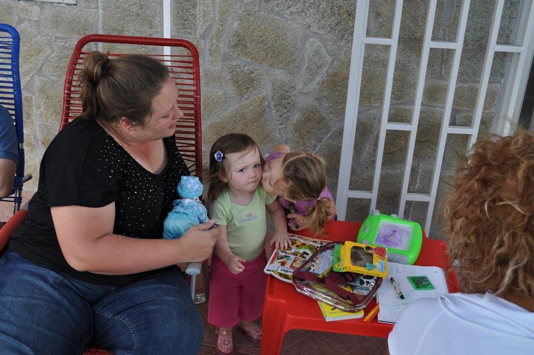 In Sicily Leah met Asia (3 weeks older). Asia is pretty aggreissive and kept wanting to kiss Leah...