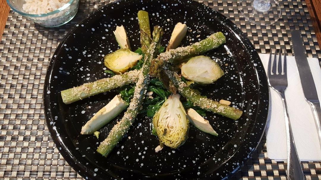 Everyone around us are eating healthy foods so I thought I'd try my hand at it. Asparagus, fresh spinach, Brussel sprouts, and avocado. Not bad, Toni really enjoyed it.
