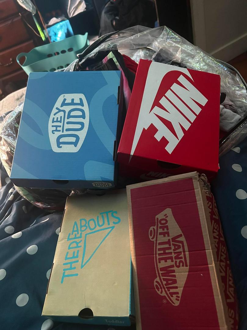 Just wanna give a shoutout to my neighbor im so so so very thankful for you thank you so much for the clothes and shoes for my lil ones really made my day 🥹🥰💯
Theres two more bags not in the pic
#GoodNeighbors