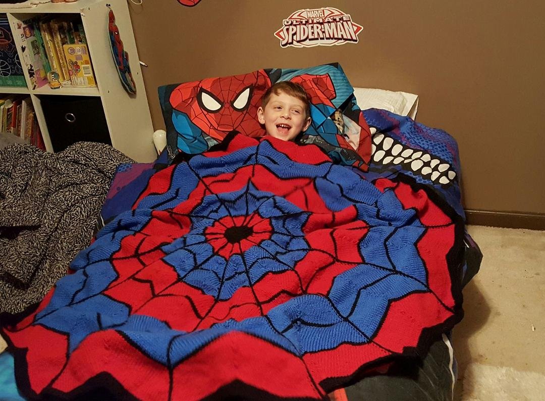 Alex loves Spidey's web that I knit for him for his 6th birthday. ❤