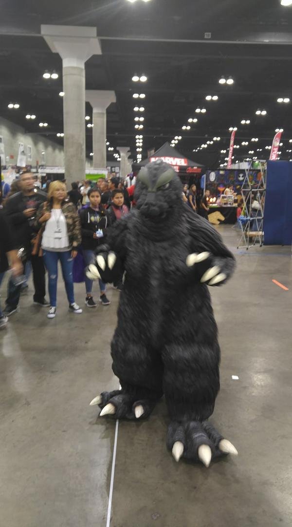 Oh no there goes LA. Go go go Godzilla.
