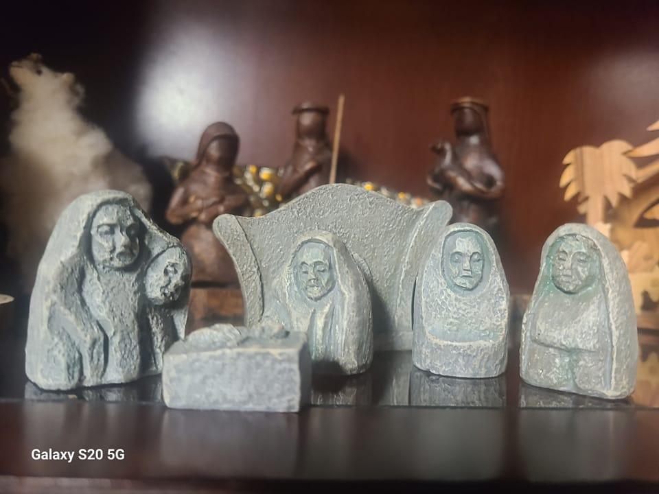 In the foreground, a gorgeous new Celtic Nativity, a gift from Debra Perkinson , Rici's mom and our dear friend. I'm quite besotted with it. ❤️