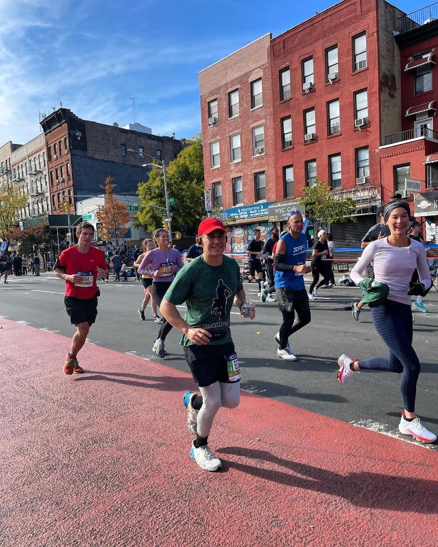 Greg Tanenbaum speeds through mile #19 in The New York City Marathon with Kelly McGarrity Tanenbaum at his side to raise funds to help fight leukemia in honor of his grandfather. #nycmarathon2021  #leukemiafighters