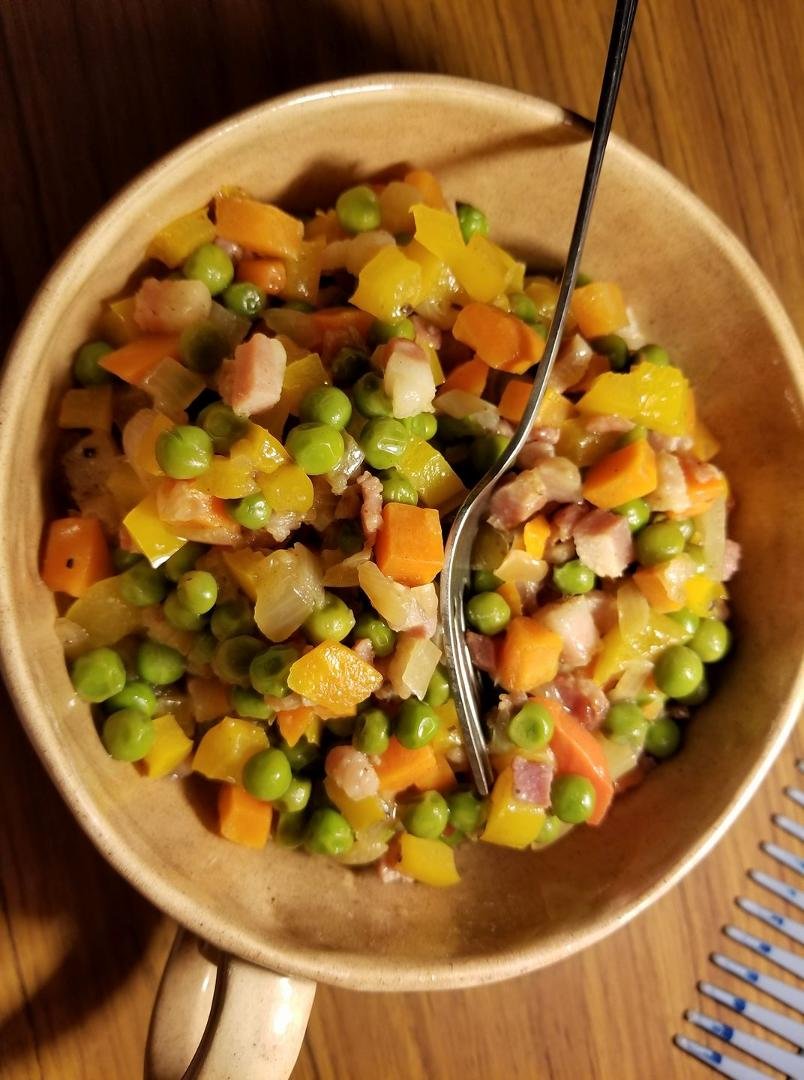 The amazing dinner i made. W/ help of my wonderful Aunt Mary Theresa Plasko Sheets. She helped me. Pancetta, diced onion, diced bell pepper, (frozen bag) peas & carrots, butter & A bit of water. SSOO yummy. Will absolutely