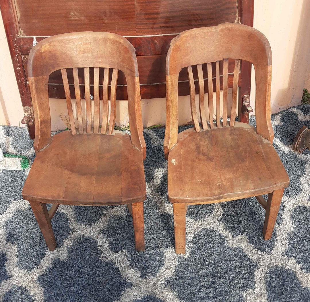 Figured chairs very well-maintained blow dry Lisa Loeb