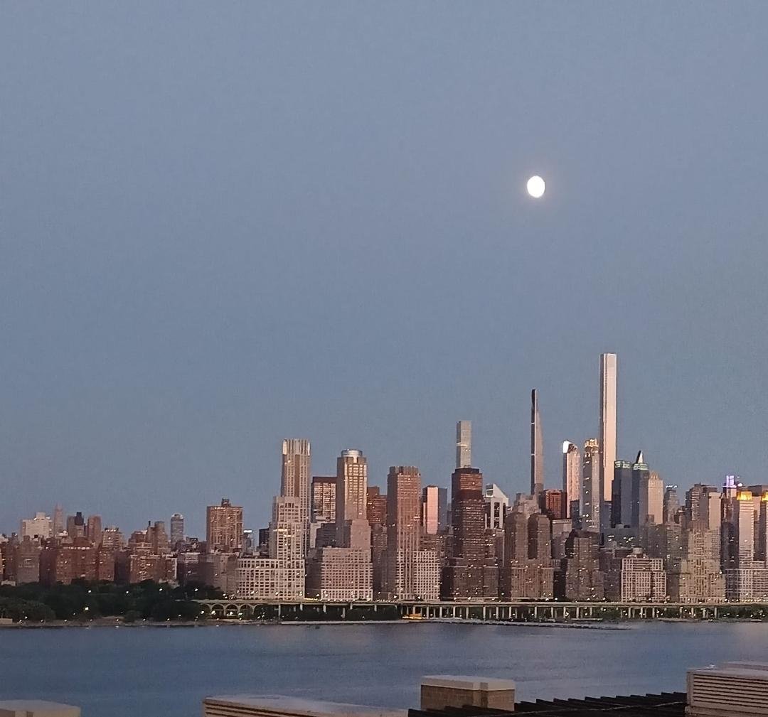 Manhattan under the moon 🌙