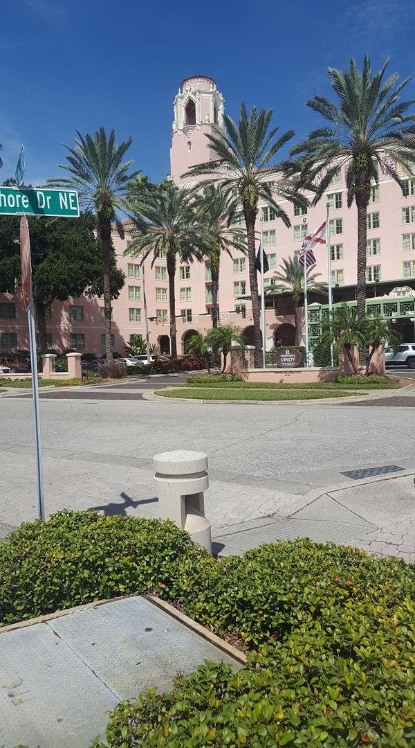 Fantastic old hotel that 34 years ago when I wotked afew blocks aeay lay in ruins and now is FINALLY ABEING restoredto its past glory@ 89 devrees snd sunny and breezy in lovrly St. Pete FL!