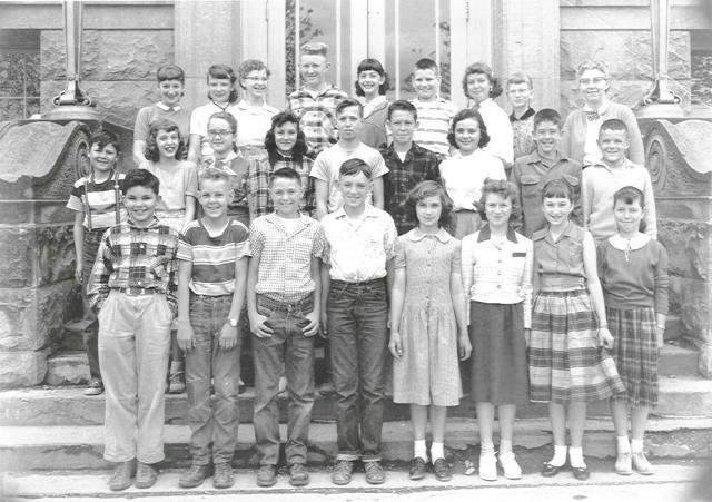 Mrs Lee's Home Room in 6th grade
back row: Yvonne Holman, Bonnie Tibbs, Gayle Laurance, Greg Holden, Sharon Barber, Larry Wells, Deanna Huff, Kaye Spears, Mrs Lee. middle Cecil Solomon, Hope Points Phillips, Aletha Paton,