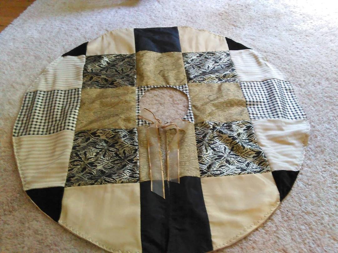 40" Tree Skirt Gold Satin Lining. Can be reversed.
$40. Message me if you are interested