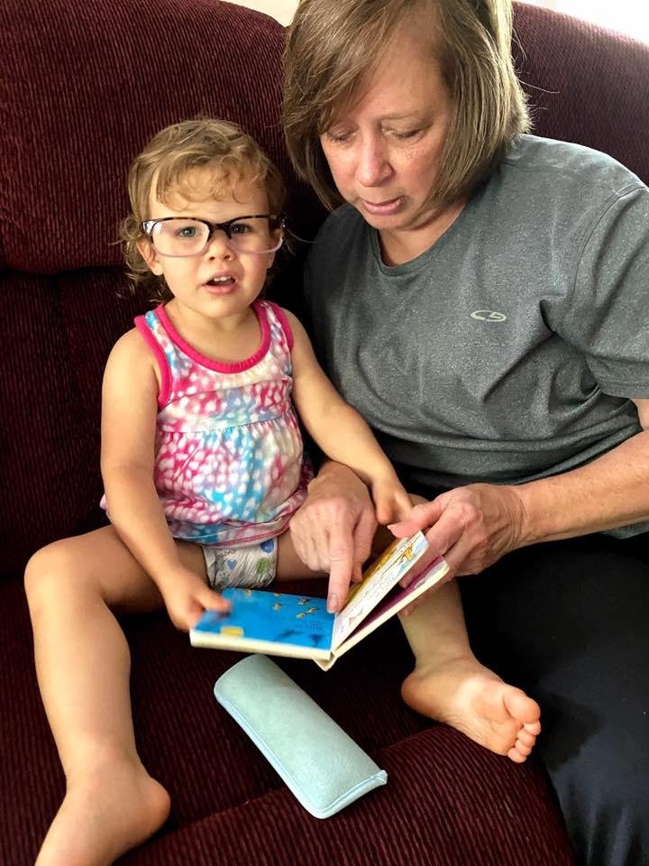 Ellie reading to Bachi! Luv her💕