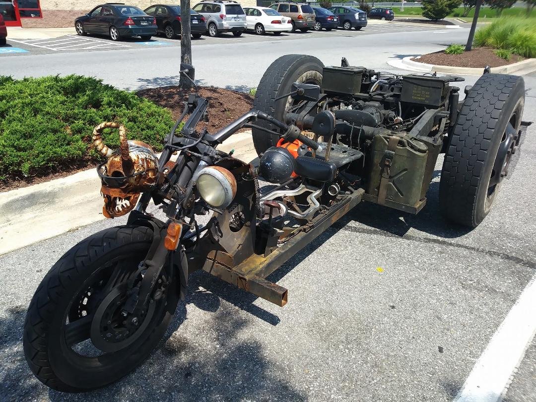 Dude rode up on this in Clinton, said he made it himself! I'm like wow, Thunderdome Road Warrior!😁